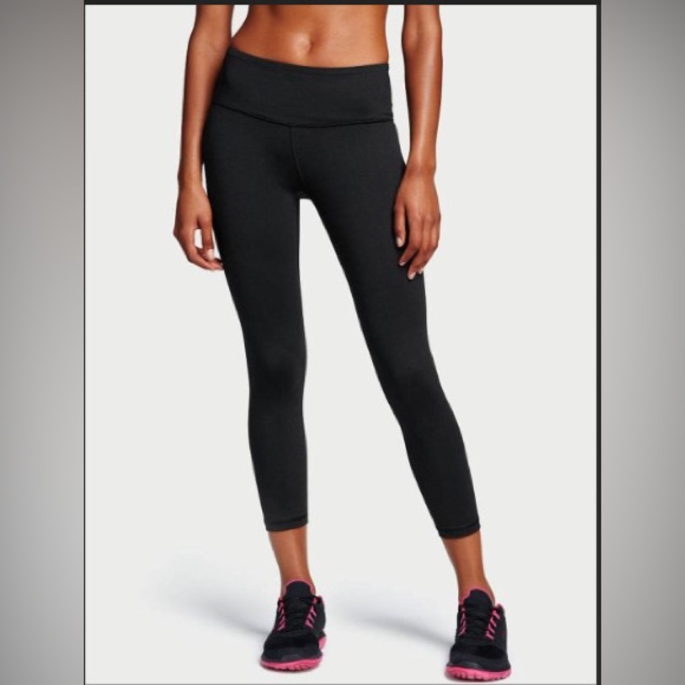 Victoria’s Secret VSX Sport Knockout Capri Leggings, Black, Size S
